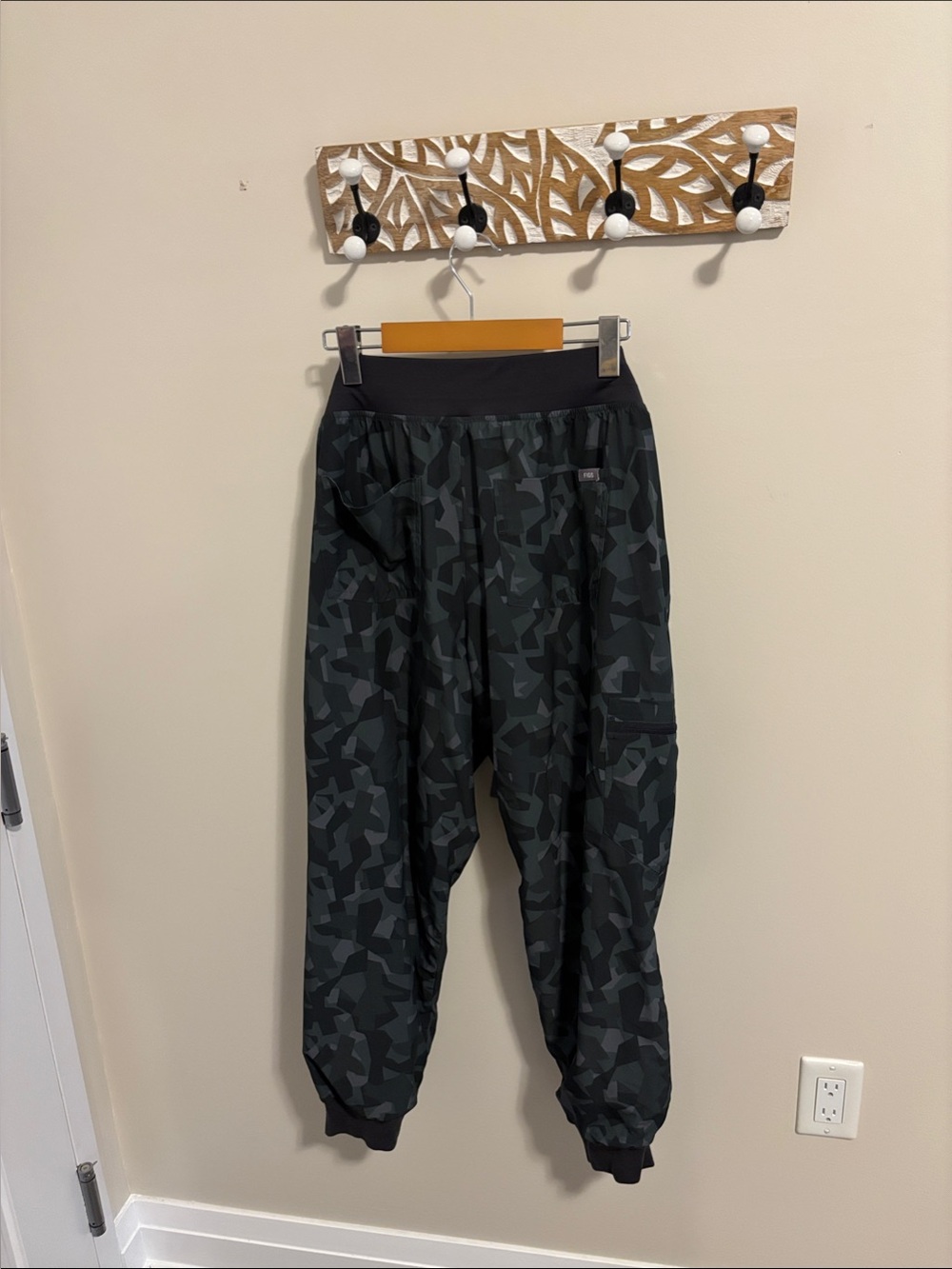 Figs Women's Black & Gray Geometric Jogger Pants - Picture 4 of 4